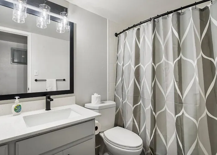 Chic & Modern 2b2b In Apartment