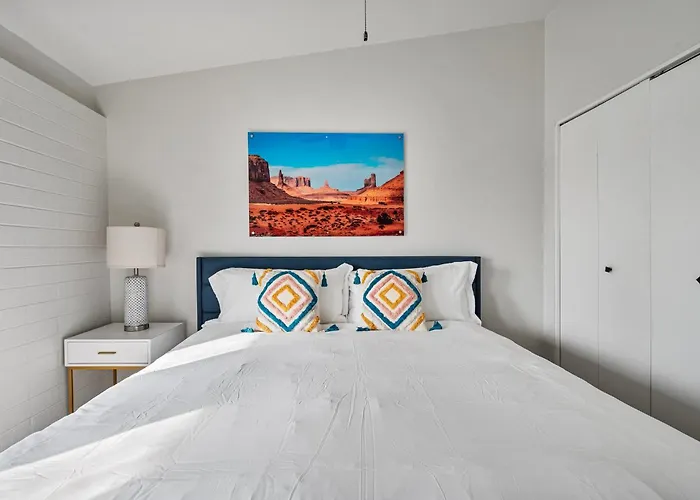Apartment Chic & Modern 2b2b In